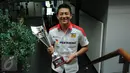 Pebalap Indonesia yang turun di ajang GP2 Series, Rio Haryanto saat mengunjungi SCTV Tower di bilangan Senayan, Jakarta, Jumat (31/7/2015). Senyum Rio Haryanto mengembang saat memamerkan piala. (Liputan6.com/Helmi Fithriansyah)