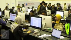 Kesibukan awak media di dalam media center KTT IORA 2017 di Jakarta Convention Center, Senin (6/3). Media center ini merupakan ruangan yang disediakan panitia untuk para jurnalis yang meliput kegiatan KTT IORA ke-20. (Liputan6.com/Angga Yuniar) 