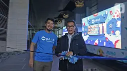 Senior Marketing Manager DANA Lim Wimawan Kusuma (kiri) dan Chief Finance Officer DANA Yattha Saputra (kanan) menggunting pita saat melepas konvoi Mobil 11.11 di Jakarta, Kamis (7/11/2019). DANA menggelar konvoi Mobil 11.11 pada 8-11 November 2019. (Liputan6.com/Herman Zakharia)