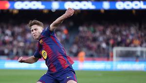 Gelandang Barcelona asal Spanyol, Fermin Lopez, merayakan golnya selama pertandingan pekan ke-25 La Liga 2025/2026 melawan Levante UD di Stadion Camp Nou, Minggu 22 Februari 2026. Barcelona kembali ke puncak klasemen Liga Spanyol 2025/2026. (Josep LAGO/AFP)