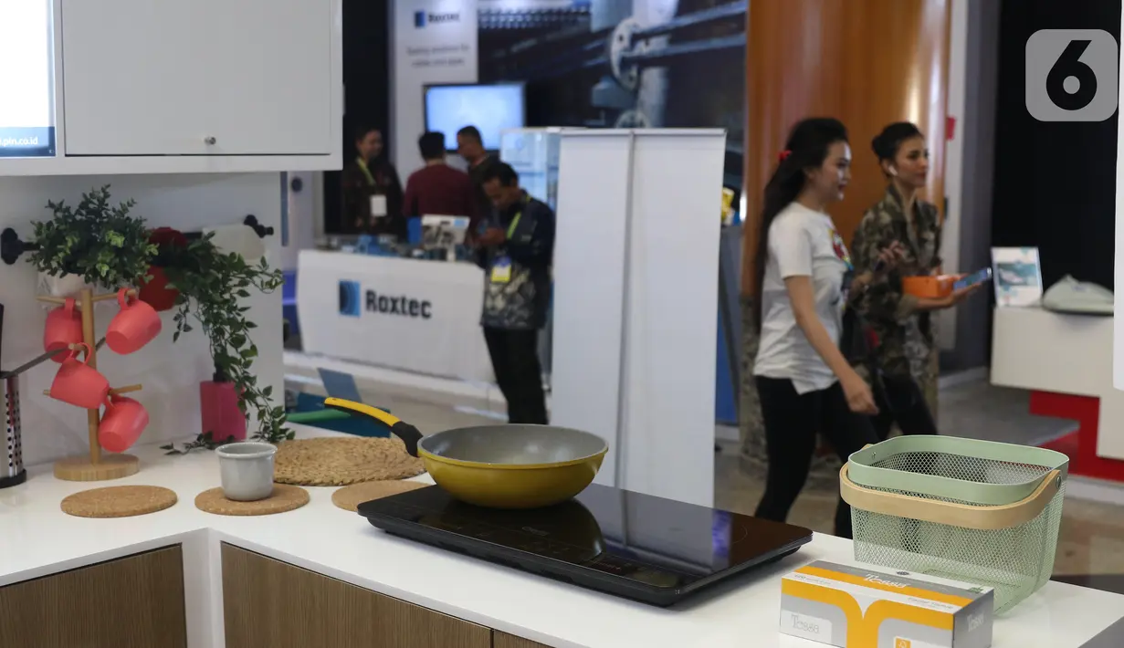 Pengunjung melihat pameran pada Hari Listrik Nasional di JCC, Jakarta, Rabu (9/10/2019). Acara ini diisi dengan seminar serta pameran produk terkini terkait listrik 4.0 termasuk mobil dan sepeda motor listrik. (Liputan6.com/Angga Yuniar)