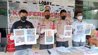 Polisi meringkus pembunuh bos mebel di Teluknaga, Tangerang. Pelaku berinisial AR (35) merupakan karyawan korban, AS (61). (Liputan6.com/Pramita Tristiawati)