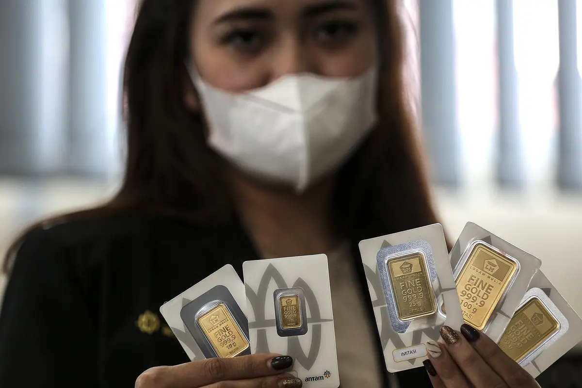 FOTO: Awal Pekan, Harga Emas Antam Turun Menjadi Rp 944 Ribu per Gram