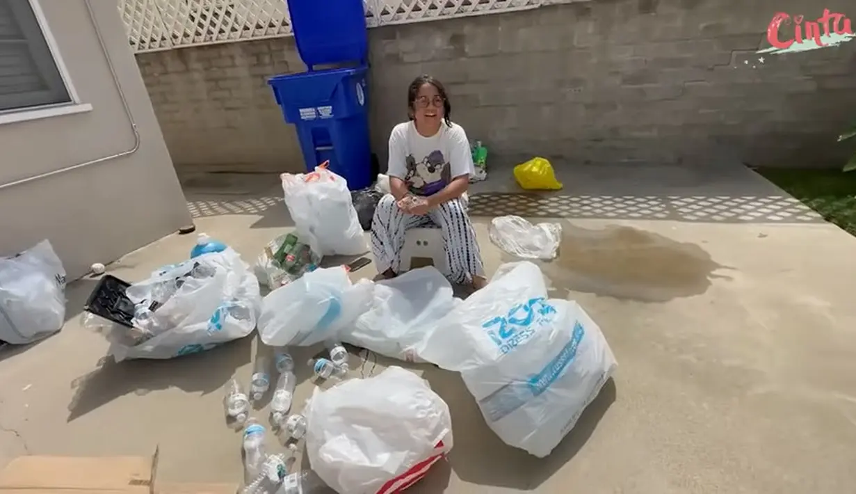 Sebagai anak pasangan selebriti yang kaya, Cinta tak malu mencari uang dengan mengumpulkan botol bekas. Tidak hanya bekas sendiri, tapi juga sampai ke tetangga tempat tinggalnya. [Youtube/Cinta]