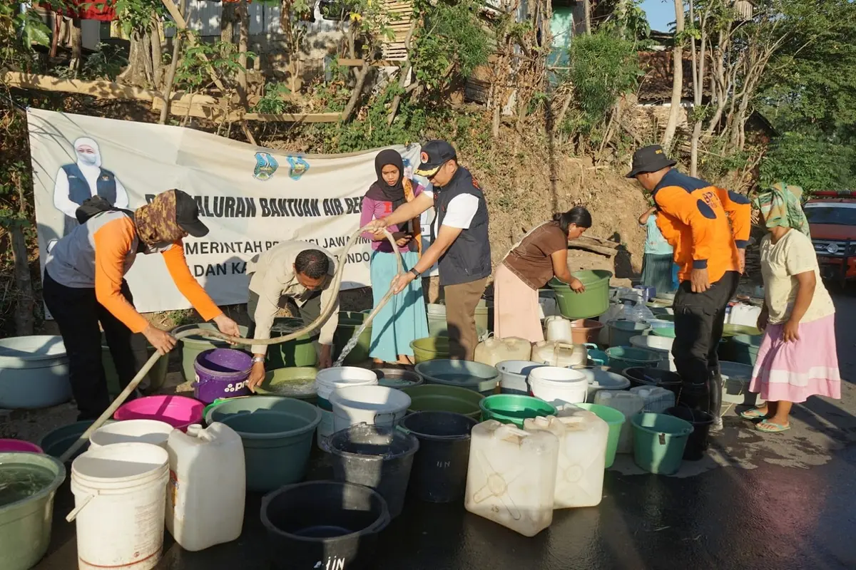 Penyaluran air bersih untuk daerah kekeringan di Situbondo. (Istimewa)
