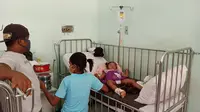 Foto: Salah satu pasien anak yang terkena DBD sedang menjalani perawatan di RSUD TC Hillers Maumere, Kabupaten Sikka, NTT (Liputan6.com/Dion)