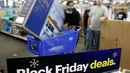 Seorang pria membeli televisi selama perayaan Black Friday di toko Best Buy di Overland Park, Kansas, AS (22/11). Di hari Black Friday, banyak diskon yang ditawarkan berbagai toko, baik online maupun offline. (AP Photo/Charlie Riedel)