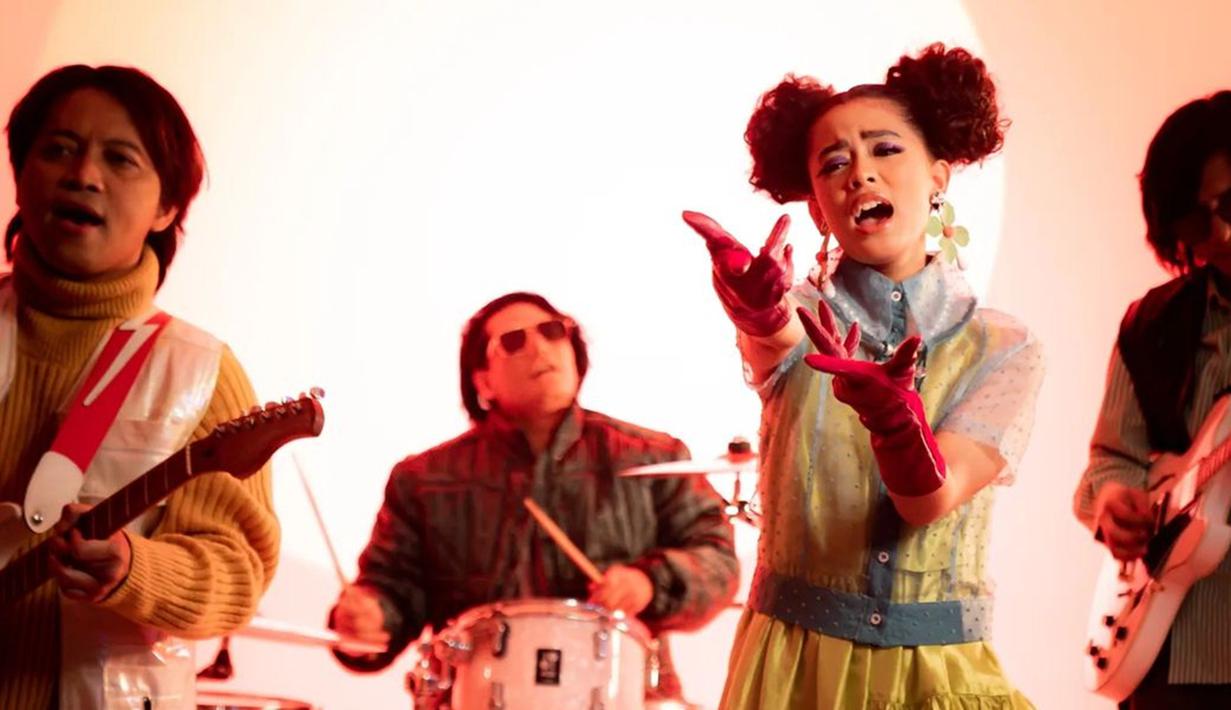 Aqeela Calista resmi merilis single terbaru bersama dengan band J-Rock. Kolaborasi antara J-Rock dan Aqeela ini pun menjadi perhatian banyak netizen karena keduanya dikenal dengan genre musik yang berbeda. (Liputan6.com/IG/@aqeelacalista)