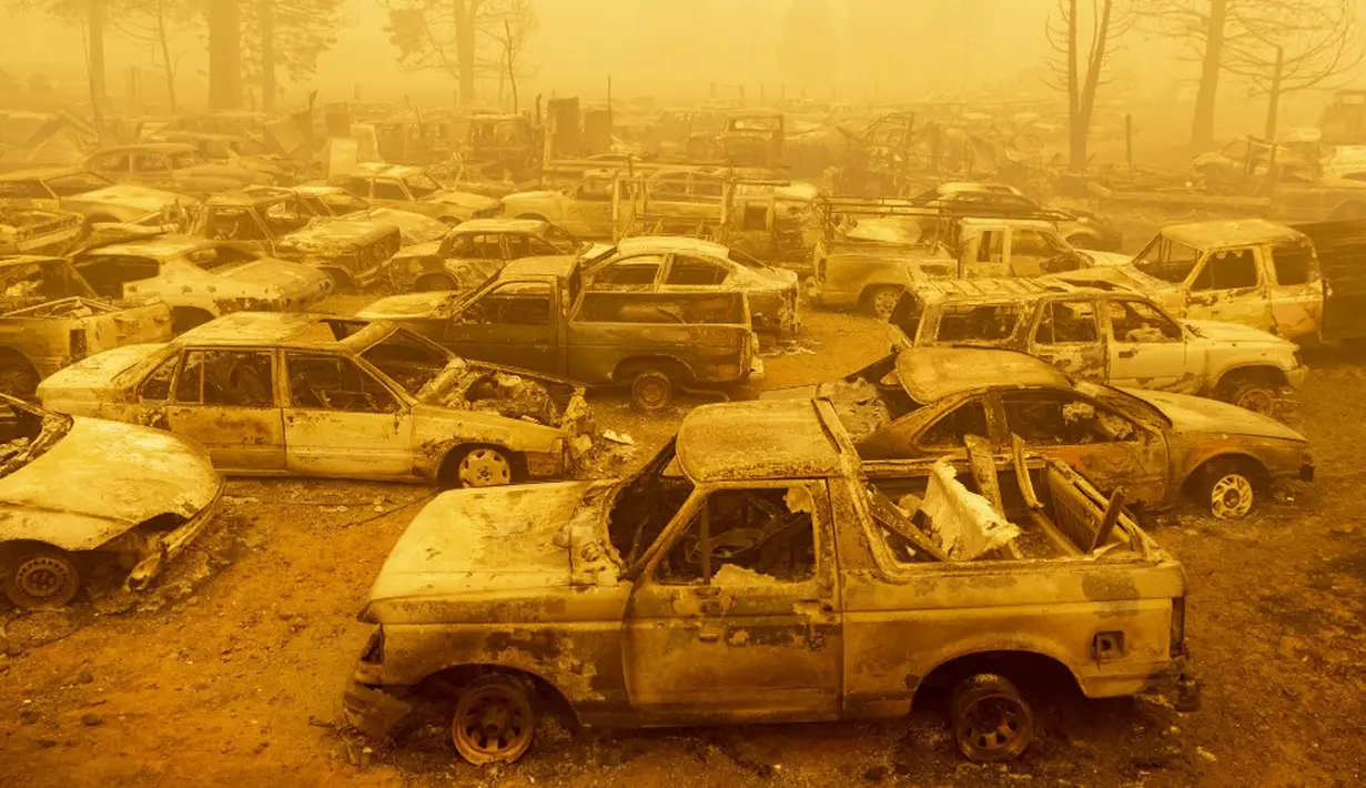 Lusinan kendaraan yang terbakar berada dalam asap tebal selama kebakaran Dixie di Greenville, California, Amerika Serikat, 6 Agustus 2021. Kebakaran besar yang melanda California utara menjadi yang terbesar ketiga dalam sejarah negara bagian itu. (JOSH EDELSON/AFP)