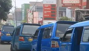 Perjuangan Warga Antre 3 Jam Demi Pertalite