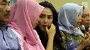 Anggota Fraksi PDIP MPR RI, Rieke Diah Pitaloka berbincang dengan Baiq Nuril saat Diskusi Empat Pilar MPR, Jakarta, Rabu (21/11).  Diskusi membahas tema 'Perlindungan Perempuan dari Ancaman Kekerasan Seksual'. (Liputan6.com/Johan Tallo)