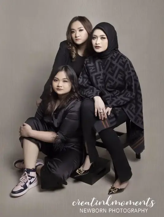 Ketiganya tampil anggun dengan memakai outfit serba hitam untuk menambah kesan misterius dalam konsepnya. Meski jarang tersorot, Nathalie mengaku jika adik-adiknya ini terasa seperti teman. (Liputan6.com/IG/@tasyaholscher)