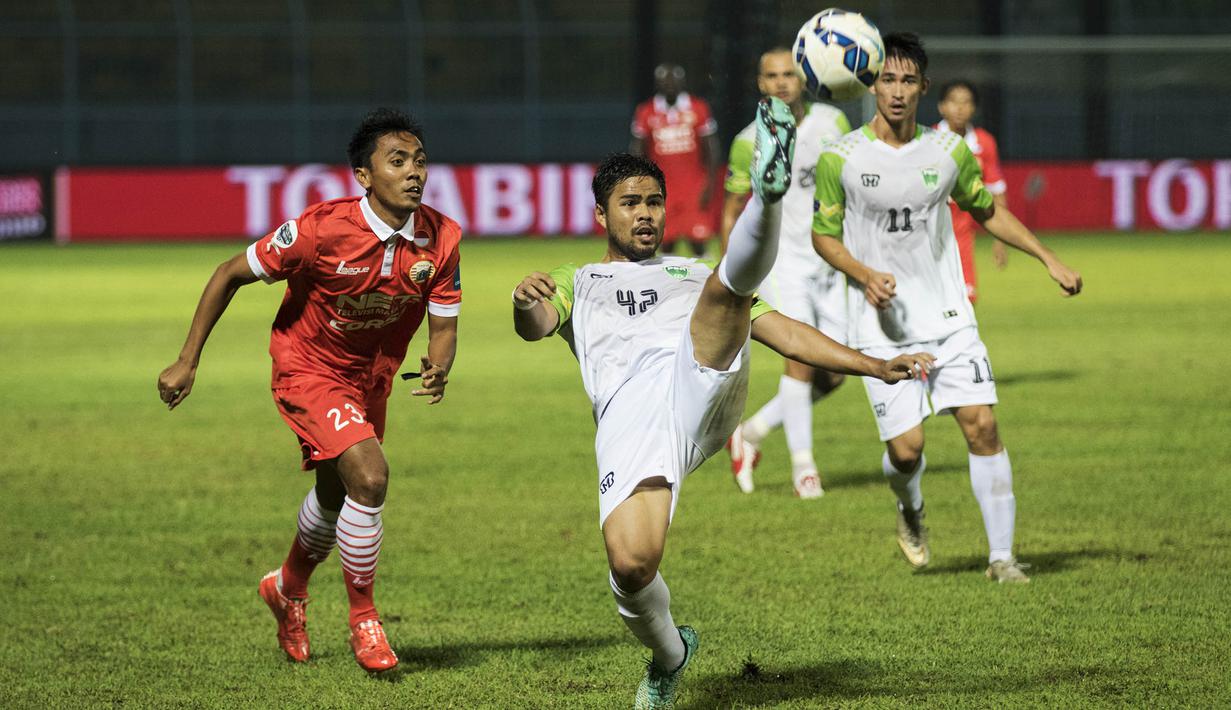 Bek PBR, Riyandi Ramadhana membuang bola pada laga Piala Jenderal Sudirman melawan Persija di Stadion Kanjuruhan, Malang, Kamis (19/11/2015). (Bola.com/Vitalis Yogi Trisna)