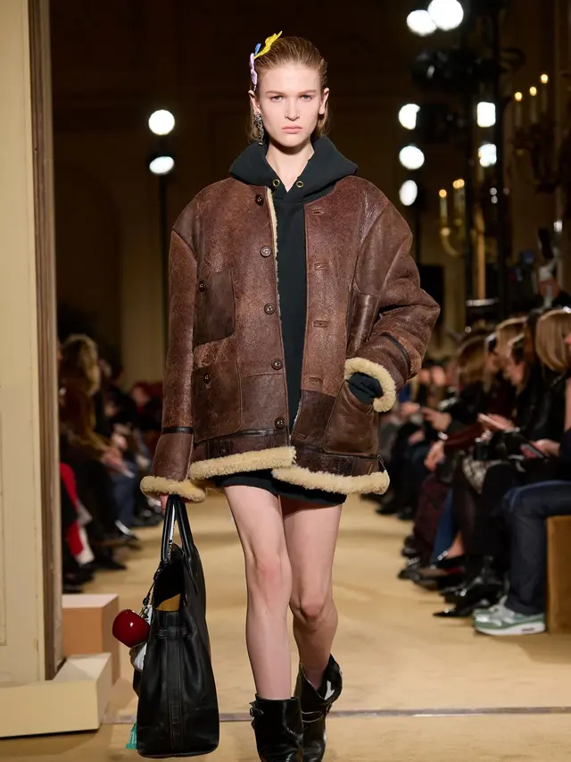 Salah Satu Coach Koleksi Fall 2024 Mengunakan Material Kulit.