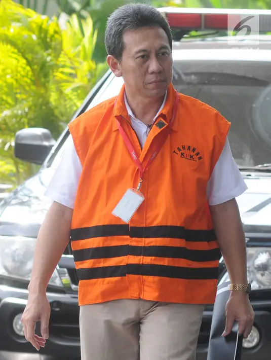 Bupati Kebumen nonaktif Mohammad Yahya Fuad berjalan untuk menjalani pemeriksaan di gedung KPK, Jakarta, Jumat (13/4). Mohammad Yahya Fuad menjalani pemeriksaan lanjutan sebagai tersangka untuk melengkapi berkas. (Merdeka.com/Dwi Narwoko)