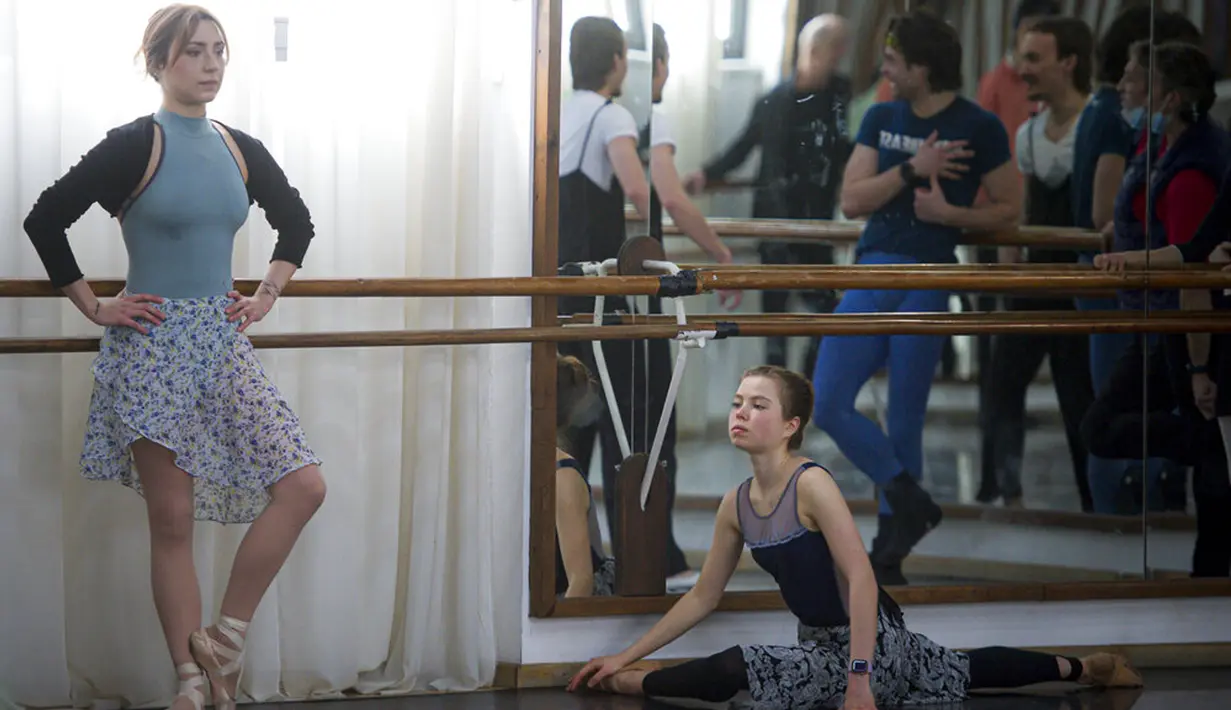 Lara Paraschiv (kiri) dan Bogdana Alekseeva, penari balet Opera Odesa yang melarikan diri dari Ukraina berlatih dengan Opera Nasional Rumania di Bucharest, Rumania, 5 Maret 2022. (AP Photo/Alexandru Dobre)