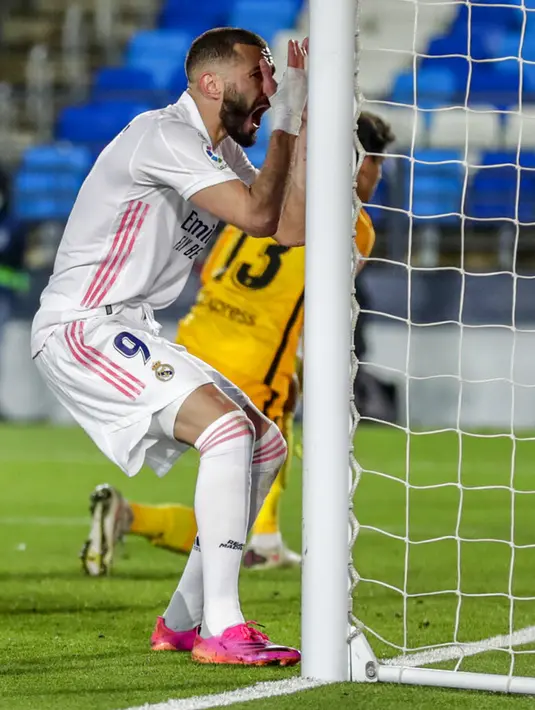 Reaksi pemain Real Madrid Karim Benzema saat melawan Sevilla pada pertandingan La Liga Spanyol di Alfredo di Stefano Stadium, Madrid, Spanyol, Minggu (9/5/2021). (AP Photo/Manu Fernandez)