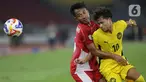 Pemain Timnas Indonesia U-23, Robi Darwis (kiri) berebut bola dengan Mohammad Haykal Danish Bin Mohd Haizon (Malaysia) pada laga lanjutan Grup A Piala AFF U-23 2025 di Stadion Utama Gelora Bung Karno, Jakarta, Senin (21/7/2025). (Liputan6.com/Helmi Fithriansyah)