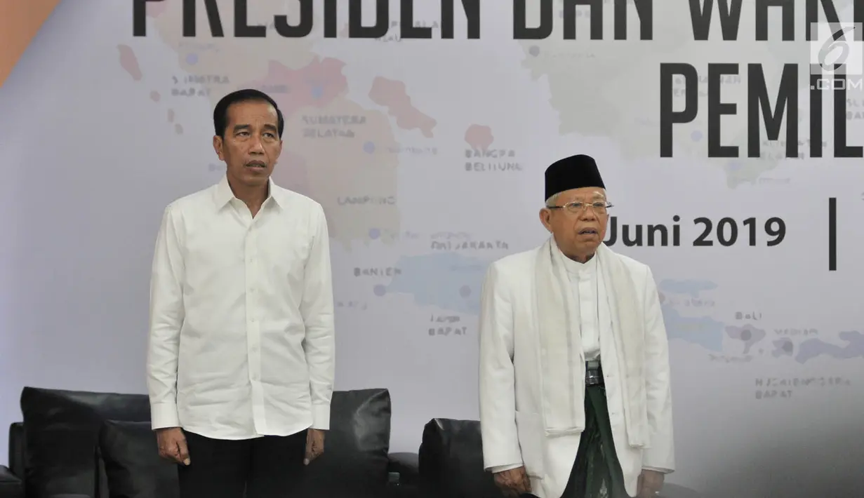 Pasangan Presiden dan Wapres terpilih, Joko Widodo atau Jokowi dan Ma'ruf Amin menyanyikan lagu Indonesia Raya pada Rapat Pleno Terbuka Penetapan Presiden dan Wakil Presiden Terpilih Pemilu 2019 di Gedung KPU, Jakarta, Minggu (30/6/2019). (merdeka.com/Iqbal S Nugroho)