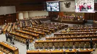 Sejumlah anggota DPR mengikuti Rapat Paripurna ke-23 DPR RI di Kompleks Parlemen, Senayan, Jakarta, Selasa (24/5/2022). Agenda rapat paripurna membahas pembicaraan tingkat II/pengambilan keputusan terhadap RUU tentang perubahan kedua atas undang-undang nomor 12 tahun 2011 tentang pembentukan peraturan perundang-undangan. (Liputan6.com/Angga Yuniar)