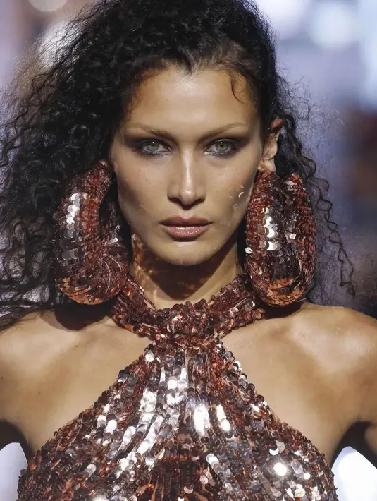 Detail penampilan memukau Bella Hadid di atas runway. Ia tampil dengan gaya makeup smokey eyes dan nuansa kecokelatan yang membaur sempurna di kulitnya. [Foto: Instagram/bellahadid]