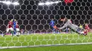 Pemain Inggris Raheem Sterling (kedua kanan) mencetak gol ke gawang kiper Hungaria Peter Gulacsi (kanan) pada pertandingan sepak bola Grup I kualifikasi Piala Dunia 2022 di Puskas Ferenc Arena, Budapest, Hungaria, Kamis (2/9/2021). Inggris menang 4-0. (Zsolt Szigetvary/MTI via AP)