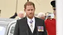 Pangeran Harry memasuki Westminster  tanpa didampingi oleh istrinya, Meghan Markle, dan kedua anak mereka. (Photo by Andy Stenning / POOL / AFP)