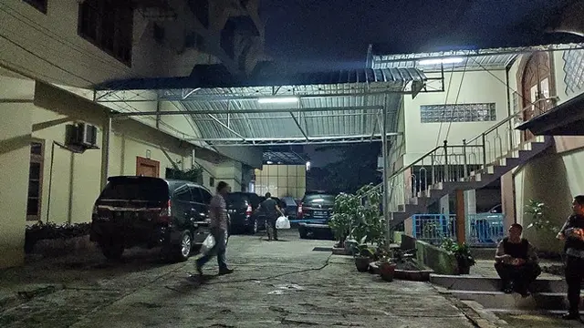 KPK membawa sejumlah dokumen usai menggeledah rumah pengusaha di Pekanbaru terkait korupsi jalan di Bengkalis.