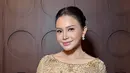 Rossa tampil mengenakan kebaya berpayet warna coklat dipadukan bawahan kain coklatnya serta perhiasaan anting-anting dan kalungnya. [@itsrossa910]