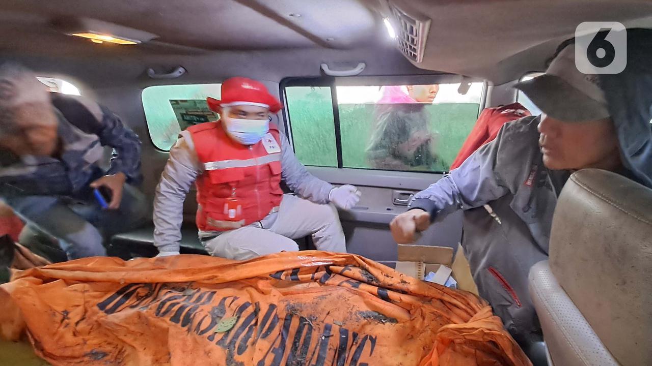 Proses Evakuasi Korban Erupsi Gunung Marapi