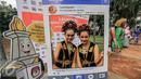 Warga berfoto menggunakan atribut saat launching pemilihan Gubernur dan Wakil Gubernur 2017 di Jakarta, Minggu (18/9). Launching tersebut bertujuan untuk mengedukasi masyarakat Jakarta menjelang Pilkada 2017. (Liputan6.com/Faizal Fanani)