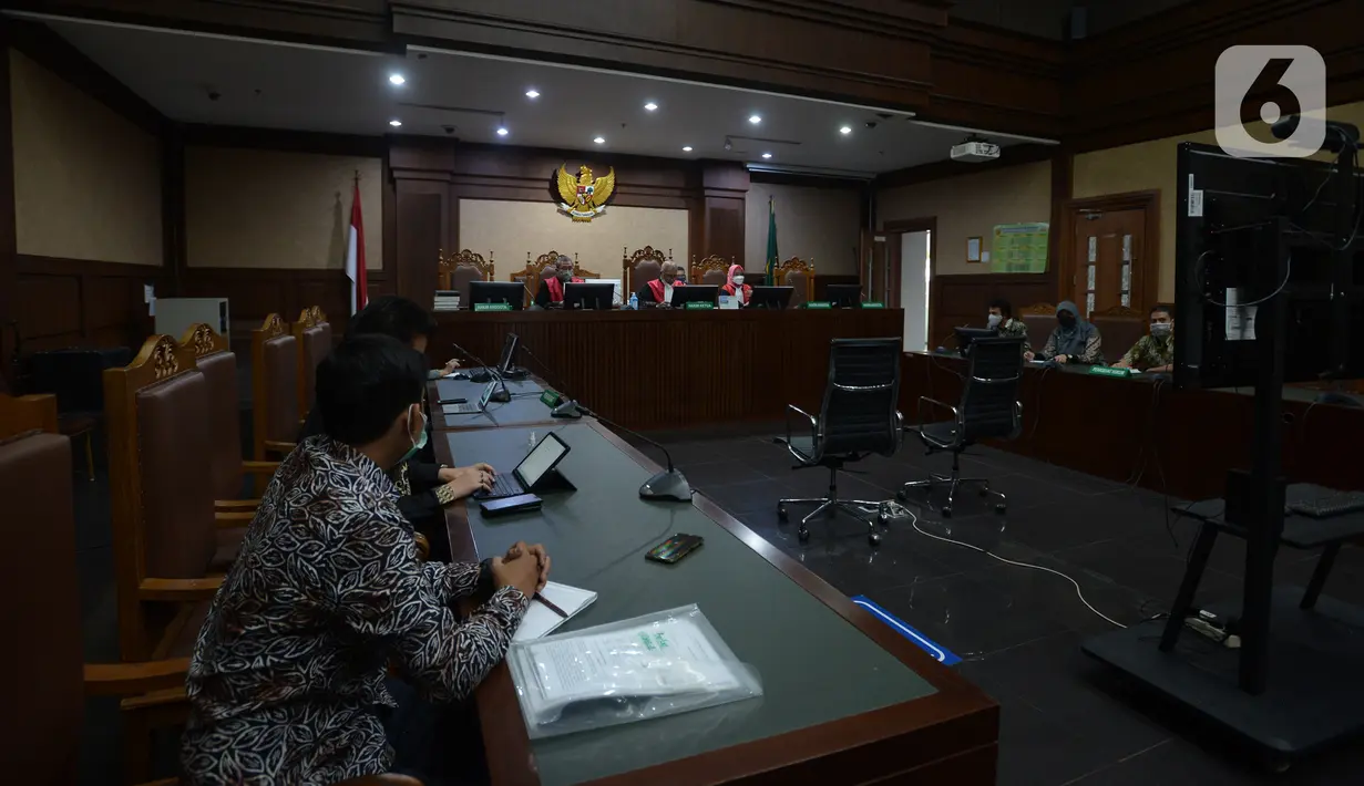 Suasana sidang dengan agenda pembacaan putusan gugatan polusi udara di Pengadilan Negeri Jakarta Pusat, Jakarta, Kamis (16/9/2021). Dalam amar putusannya, hakim menyatakan pemerintah selaku tergugat telah melakukan perbuatan melawan hukum. (merdeka.com/Imam Buhori)