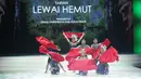 Tarian pembuka Lewai Hemut yang dibawakan oleh penari dari Dinas Pariwisata Kabupaten Kutai Timur. Menjadi suguhan apik dari gelaran show yang juga dihadiri oleh Ibu Wakil Bupati Kutai Timur Hj. Tirah Bahar, SE., MM. [Foto: Bambang E Ros/Fimela.com]
