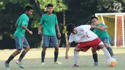 Pemain Timnas Indonesia U-16 saat melakukan uji tanding dengan tim pelajar Asian School U-18 di Lapangan Atang Sutresna, Jakarta, Jumat (25/8). Ini persiapan jelang kualifikasi Piala Asia U-16, September mendatang. (Liputan6.com/Helmi Fithriansyah)