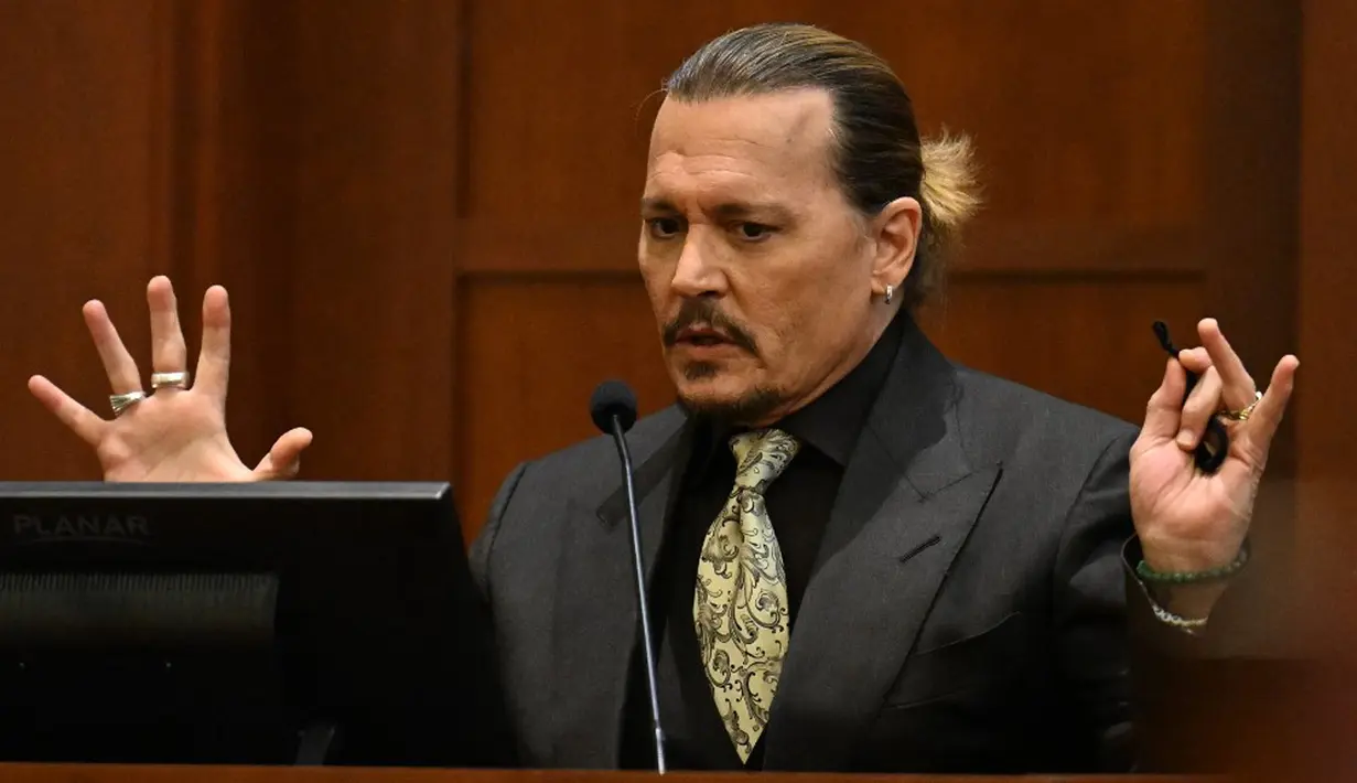 <p>Aktor Johnny Depp bersaksi pada persidangan pencemaran nama baik di Fairfax County Circuit Courthouse, Fairfax, Virginia, Amerika Serikat, 19 April 2022. Johnny Depp menggugat mantan istrinya, Amber Heard, atas pencemaran nama baik. (JIM WATSON/POOL/AFP)</p>