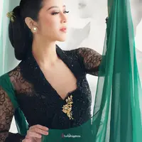 Putu Ayu Saraswati sendiri beberapa kali terlihat menjalani pemotretan saat menggunakan kebaya. Penampilan dara 23 tahun ini dengan kebaya hijau tua serta selendang membuatnya terlihat begitu anggun dan menawan. (Liputan6.com/IG/@ayusarasw)