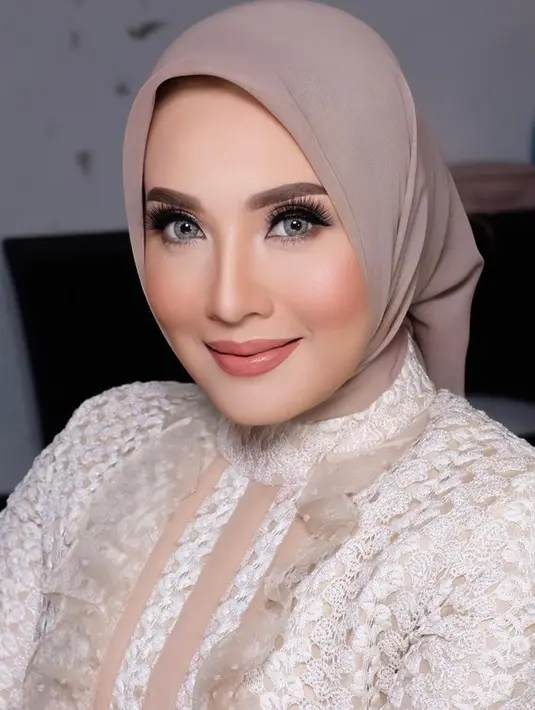 Elma Theana cantik luar biasa dengan makeup bold bernuansa cokelat yang lembut dan pas untuk tone kulitnya. Outfit berwarna cokelat muda serasi dengan nuansa makeupnya yang memesona. Foto: Instagram.