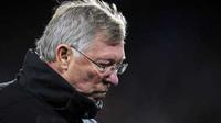 Kekecewaan manajer Manchester United Sir Alex Ferguson seusai kekalahan 1-2 dari FC Basel di penyisihan Grup C Liga Champions di St Jakob Park, Basel, 7 Desember 2011. AFP PHOTO / VALERIANO DI DOMENICO