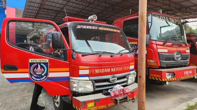 Mobil milik DPKP Kota Depok yang terparkir di gedung Mako DPKP Kota Depok, Sukmajaya, Depok. (Liputan6.com/Dicky Agung Prihanto)