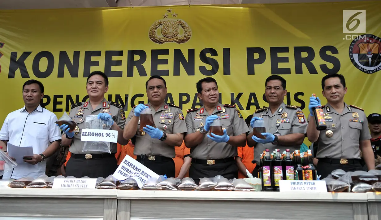 Wakapolri Komjen Pol Syafruddin (tiga kiri) bersama jajaran kepolisian menunjukkan barang bukti minuman keras atau miras oplosan di Mapolres Jakarta Selatan, Rabu (11/4). Kasus ini menewaskan 31 orang dan 11 lainnya rawat inap. (Merdeka.com/Iqbal Nugroho)