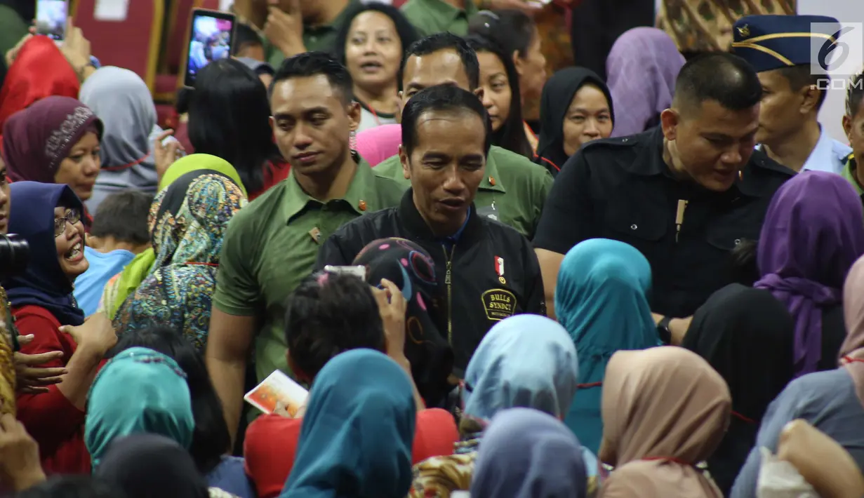 Presiden Joko Widodo menyalami warga saat sosialisasi Program Keluarga Harapan (PKH) Tahun 2019 di Gelanggang Remaja, Jakarta, Senin (3/12). Jokowi mengingatkan agar uang PKH tidak digunakan untuk membeli rokok. (Liputan6 com/Angga Yuniar)