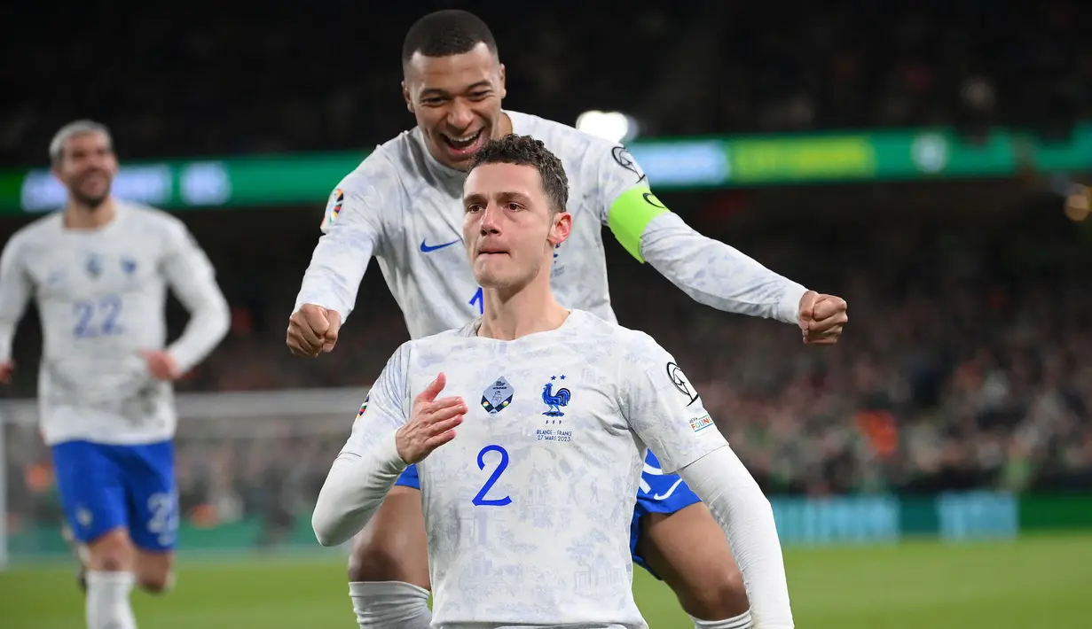 Pemain Timnas Prancis, Benjamin Pavard (depan) melakukan selebrasi setelah mencetak gol ke gawang Timnas Iralandia pada laga laga Grup B Kualifikasi Euro 2024 di Stadion Aviva, Dublin, Irlandia, Selasa (28/03/2023) WIB. Les Bleus berhasil meraih kemenangan tipis 1-0. (AFP/Franck Fife)