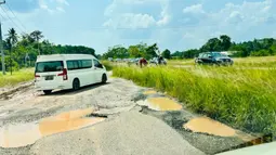 Jokowi meminta agar jalan rusak di Provinsi Lampung yang viral beberapa waktu lalu segera diperbaiki. (Foto: Laily Rachev - Biro Pers Sekretariat Presiden)