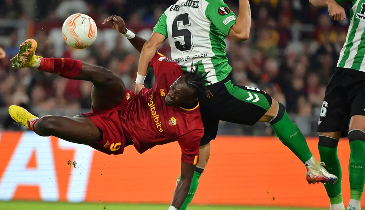 Pemain AS Roma Tammy Abraham terjatuh saat melawan Real Betis pada pertandingan sepak bola Liga Europa di Roma, Italia, 6 Oktober 2022. AS Roma kalah 1-2 dari Real Betis. (Alfredo Falcone/LaPresse via AP)