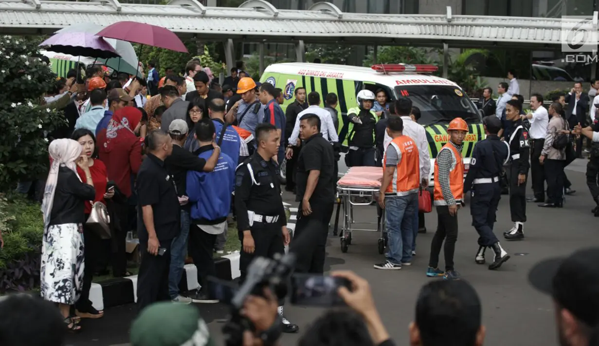 Petugas medis dibantu warga mengevakuasi korban ambruknya balkon BEI di Jakarta, Senin (15/1). Kebanyakan korban mengalami luka dan patah tulang. (Liputan6.com/Arya Manggala)