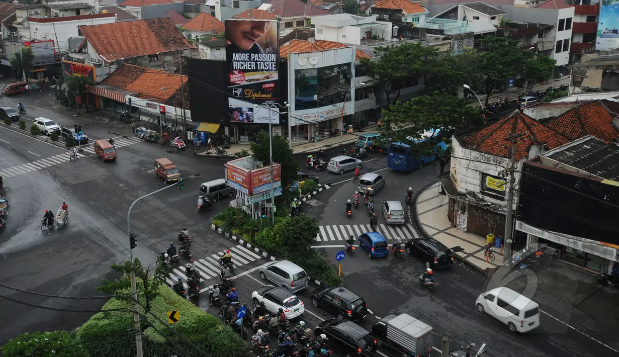 Sejumlah kendaraan melintas di perempatan jalan Kedung Doro, Surabaya, Jawa Timur, Jumat (17/4/2015). Pada 2014 lalu, pertambahan kendaraan di Surabaya selalu di atas 17 ribu unit. (Liputan6.com/Helmi Fithriansyah)
