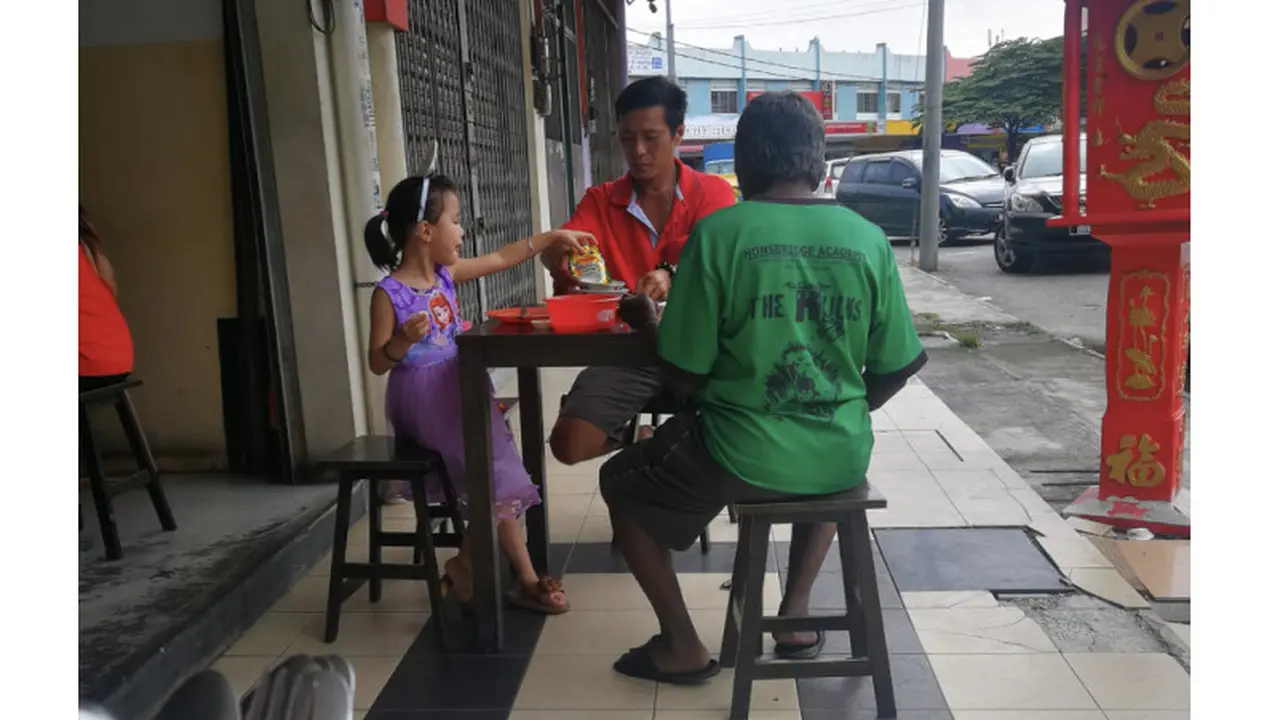 Viral Foto Ayah dan Anak Ajak Gelandangan Makan Bersama