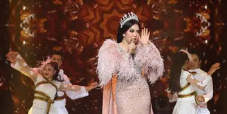 Selalu ada yang berbeda disetiap penampilan penyanyi Syahrini saat hadir dalam acara panggung yang diselenggarakan oleh SCTV. Pada malam puncak HUT SCTV ke-27, Syahrini tampil dengan model busana bulu-bulu. (Bambang E. Ros/Bintang.com)