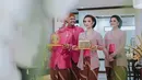 Lihat cantiknya Selvi Ananda di rangkaian acara pernikahan Kaesang Pangarep dan Erina Gudono. Mengenakan kebaya kutubaru seragam keluarga pengantin yang berwarna merah muda dengan motif bunga kehijauan, Selvi tampil cantik memadukannya dengan kain batik sebagai rok. [Foto: Instagram/doleytobing]