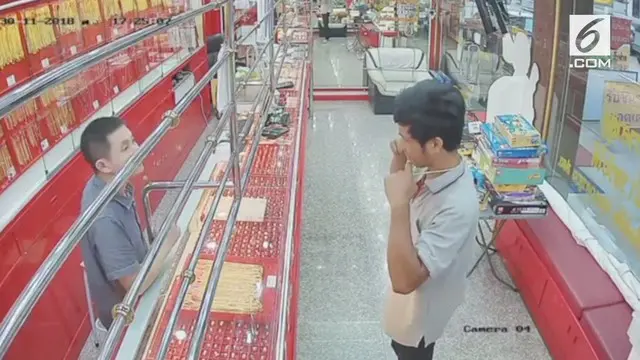Seorang pria melakukan pencurian di sebuah toko perhiasan di Thailand. Tapi sayang aksinya tersebut digagalkan sang pemillik toko.